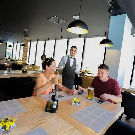 ホテル Alvin Comfort 4*