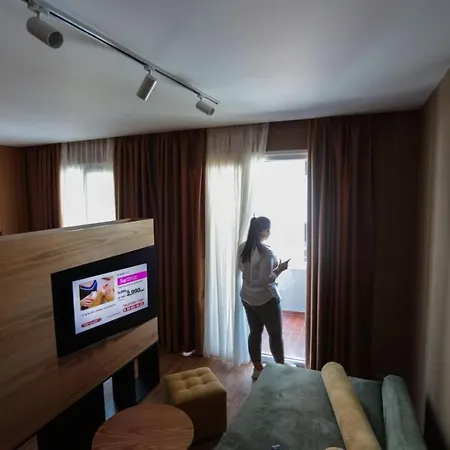 ホテル Alvin Comfort Kryemëdhej