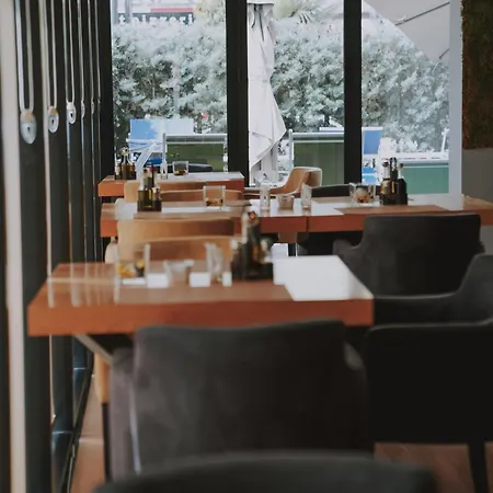 Alvin Comfort Otel Kryemëdhej