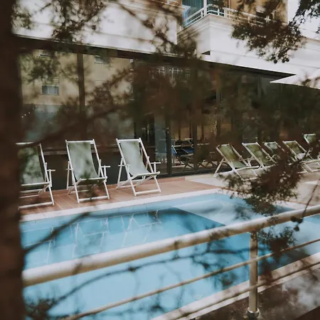 Alvin Comfort Kryemëdhej